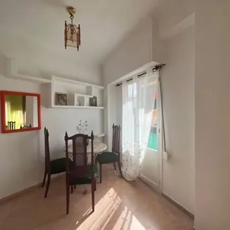 Private Bedroom With Balcony Near Centre *